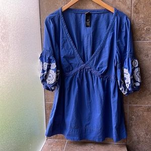 Anthropologie Lithe Lantern Sleeve Blouse — 12 — Blue Body & White Appliqués